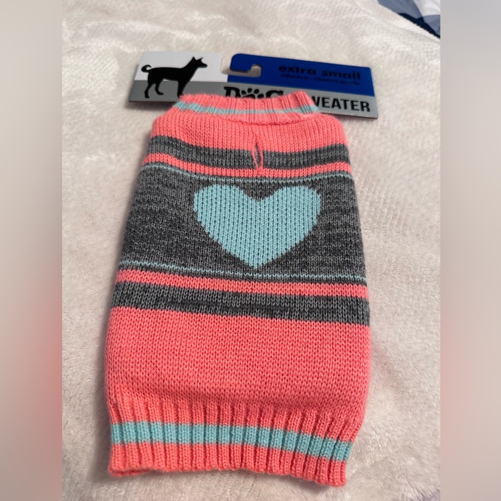 XS Dog sweater w heart design NWT
